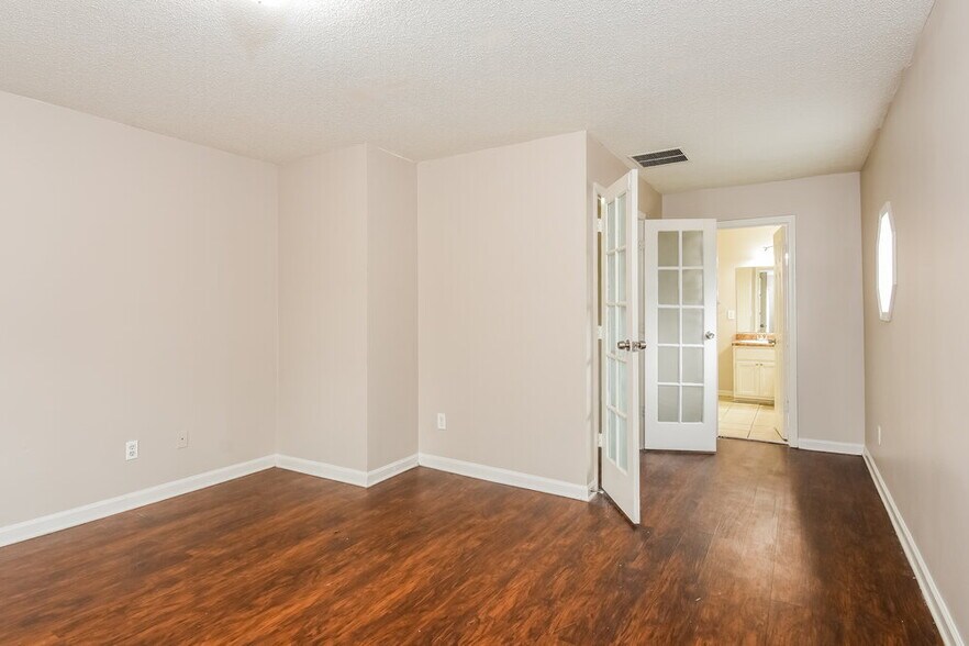 Building Photo - 221 Clydesdale Ln SE