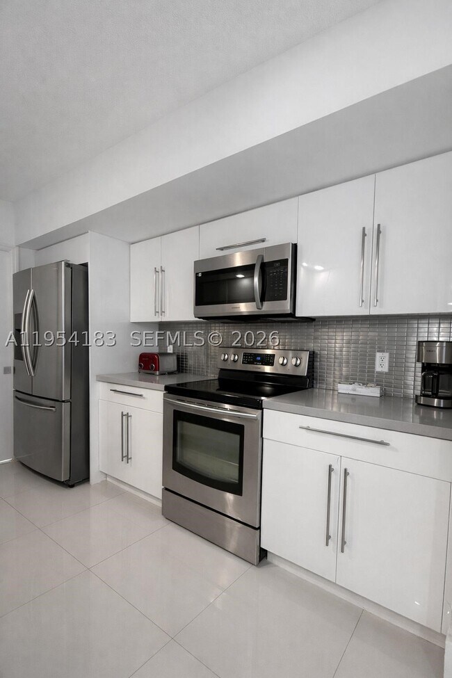 Building Photo - 6917 Collins Ave