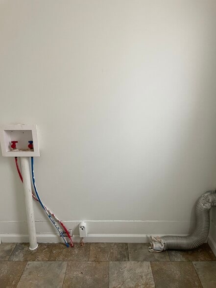 Building Photo - 850 Park Ave