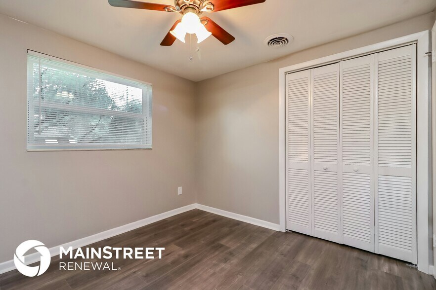 Building Photo - 921 Hillside Dr