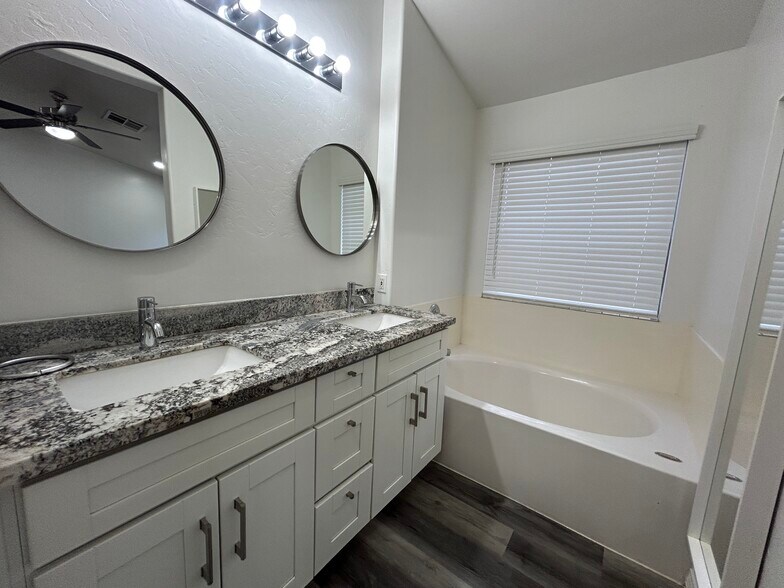 Building Photo - 1121 E Monona Dr