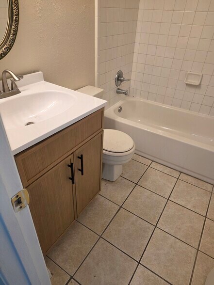 Building Photo - 2222 Ridgedale Dr