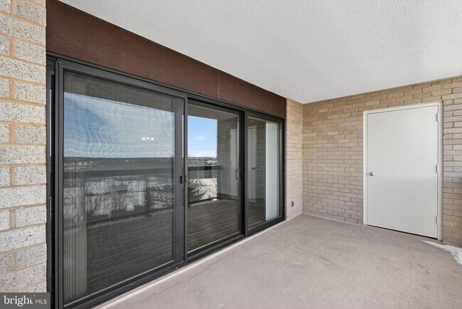 Building Photo - 307 Yoakum Pkwy