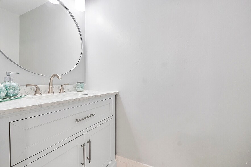 Building Photo - 2747 NE 15th St