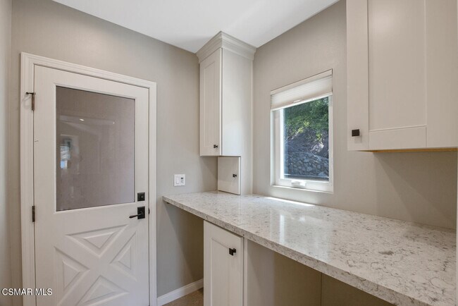 Building Photo - 800 Lake Sherwood Dr