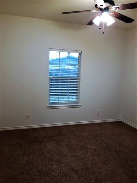 Building Photo - 4241 Castlegate Dr