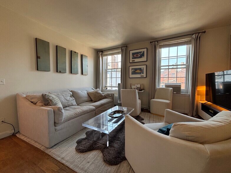 Building Photo - 17 Joy St