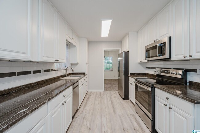 Building Photo - 1440 Hickory Ln