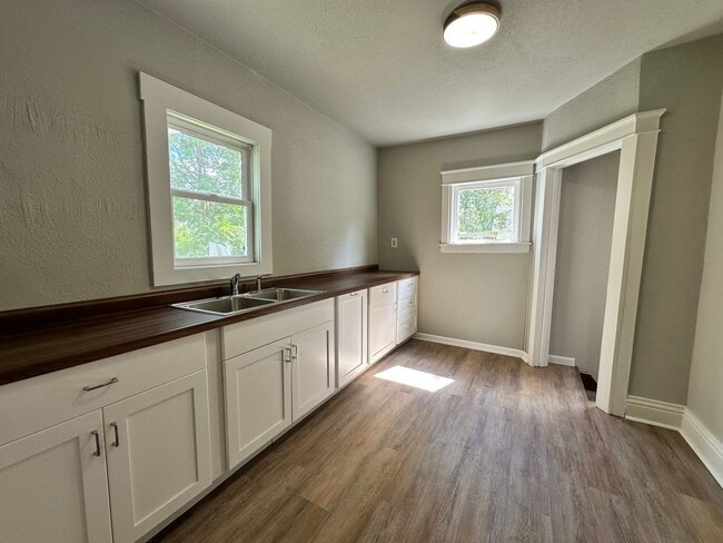 Building Photo - Four Bedroom House Available in Battle Creek!