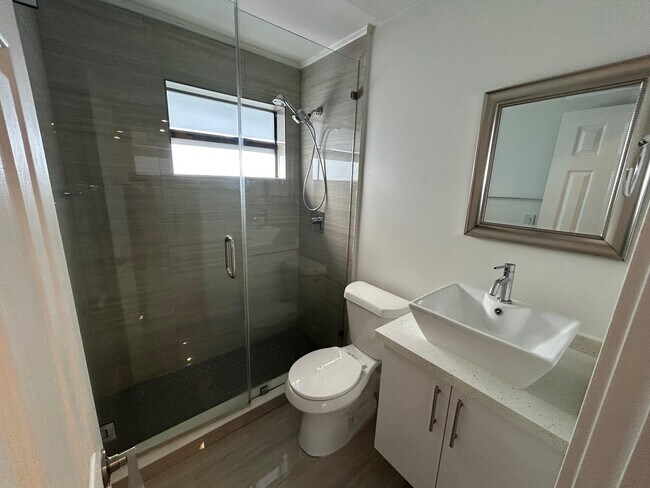 Building Photo - 112 NE 5th St