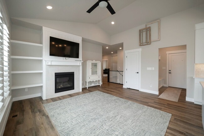 Building Photo - 316 S 380