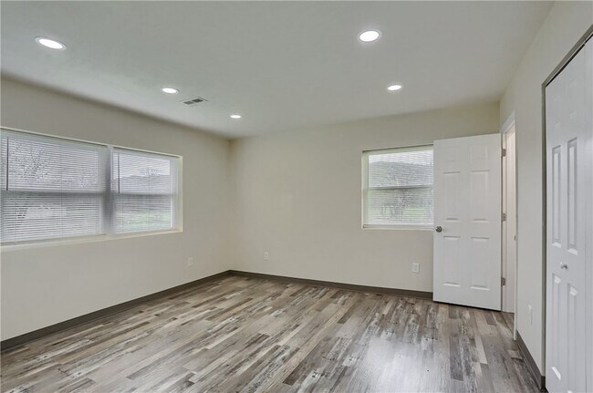 Building Photo - 102 Kathleen Dr
