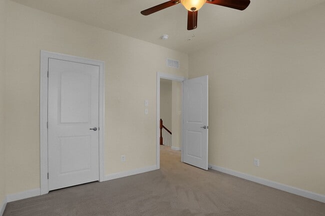 Building Photo - Luxury Living in Meadowvale – 4BR/3.5BA Du...