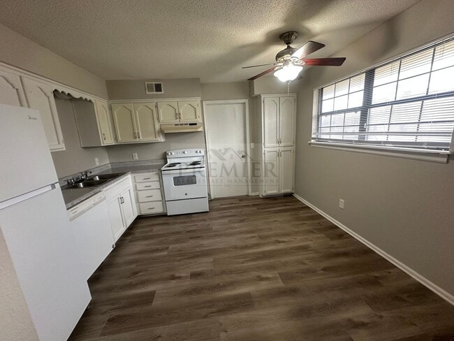 Building Photo - 302 W Montgomery St