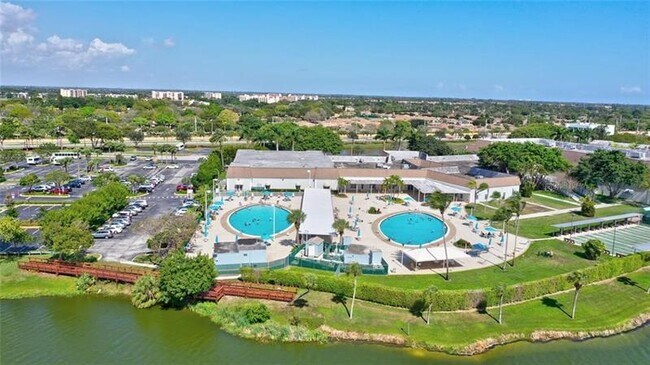 Building Photo - 526 Saxony Dr