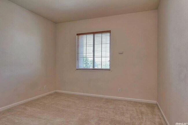 Building Photo - Huge 4 bedroom 4 bathroom