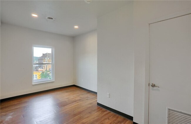Building Photo - 526 Fallowfield Ave