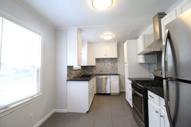 Building Photo - December FREE On This Updated 2 Bedroom 1 Bath Home in Roeland Park