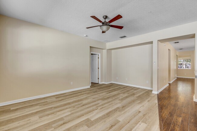 Building Photo - 627 Aeolian Dr
