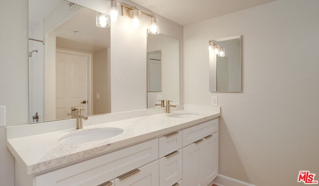 Building Photo - 5553 W 6th St