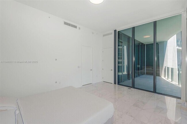 Building Photo - 2821 S Bayshore Dr