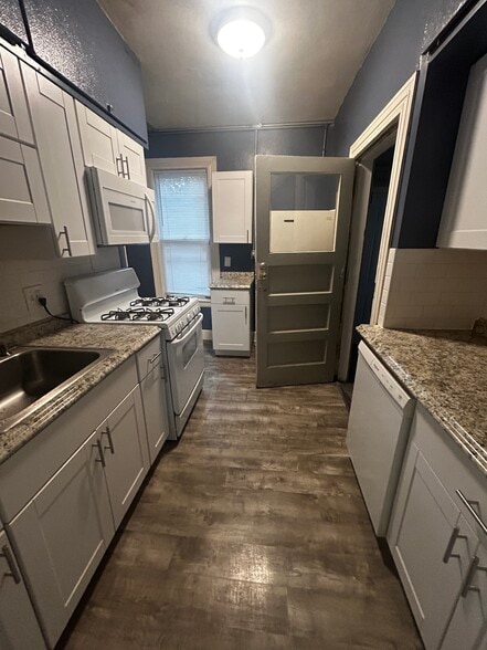 Kitchen - 622 Erie St SE