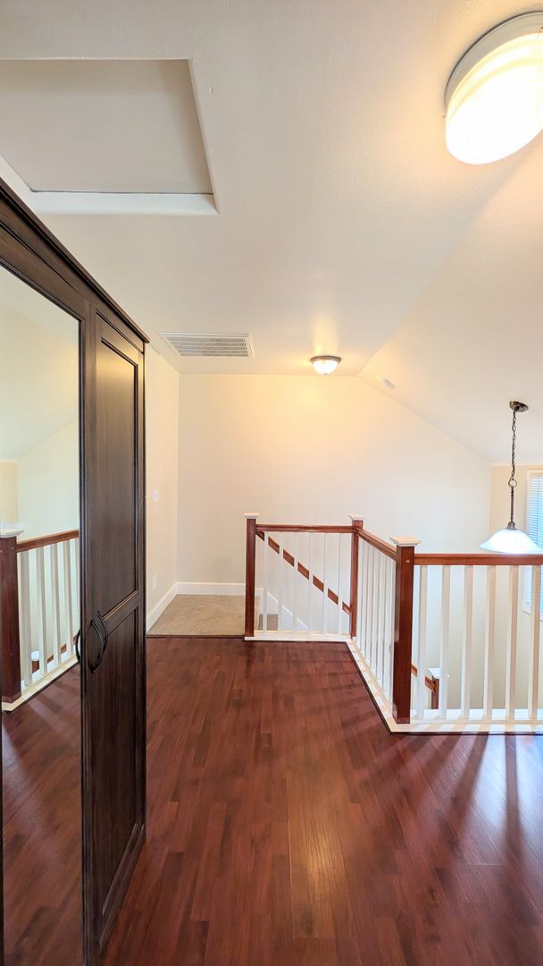 Building Photo - GREAT DOWNTOWN LOCATION!! GATED PARKING!