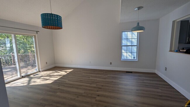 Building Photo - 432 E Laurelwood Dr