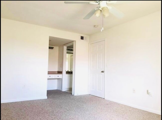 Building Photo - 131 SW Palm Dr