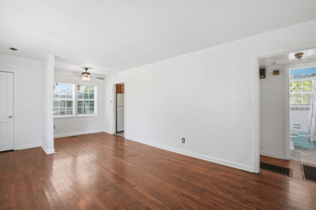 Building Photo - 517 11th Ct W