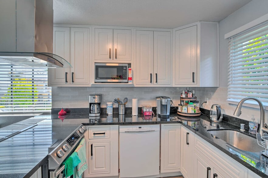 Building Photo - 434 Larkin St