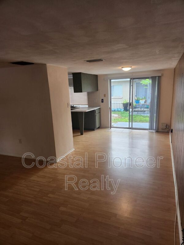 Building Photo - 5823 Elm St