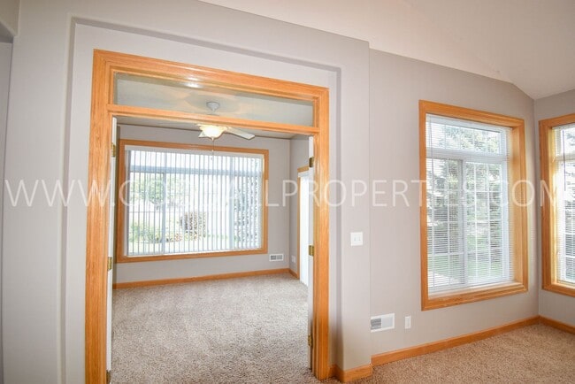 Building Photo - 2 Bedroom 2 bath Town Home in West Des Moines