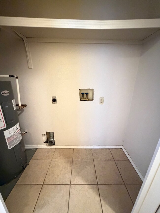 Building Photo - Last 2BR / 2BA unit - Community swimming pool