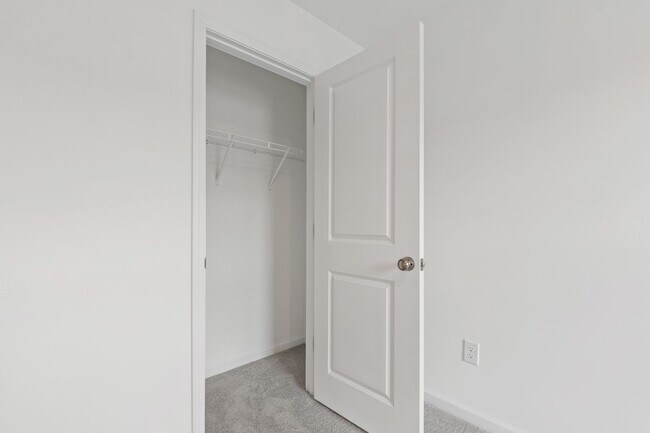 Building Photo - Updated 3BR Townhome with Pool and Spaciou...