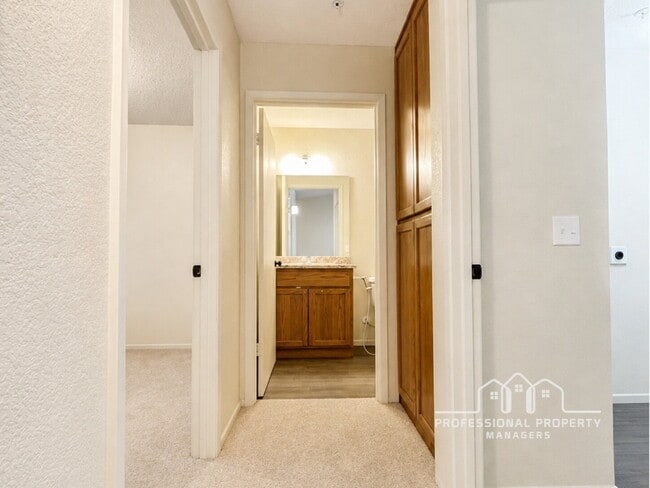 Building Photo - For Rent: 3-bedroom, 2-bathroom home in Desert Sky