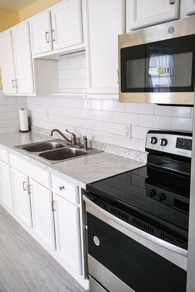 Building Photo - 2 bedroom, 1 bath Brick Bungalow in Prime Location!