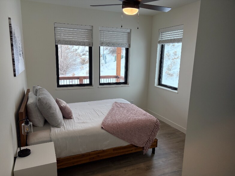 Building Photo - 18 Pine Dr