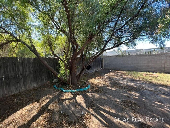 Building Photo - 2 BED / 1 BATH WITH PRIVATE BACKYARD