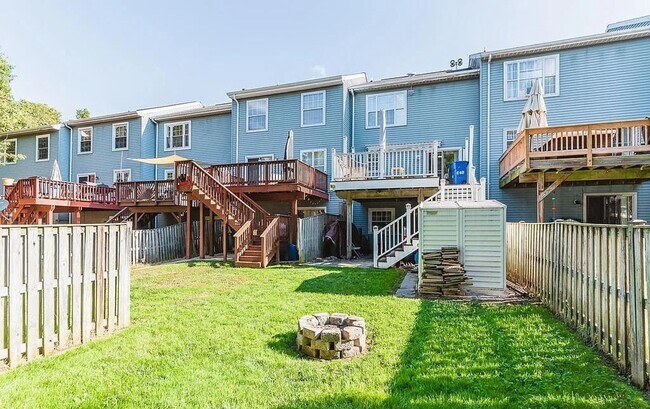 Building Photo - Spacious 3BR Townhome with Walkout Basement, Deck, Fenced Yard, Central A/C + Assigned Parking