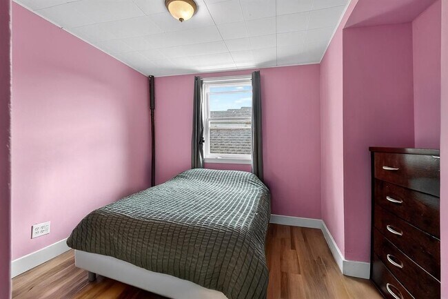 Building Photo - 102 W 43rd St