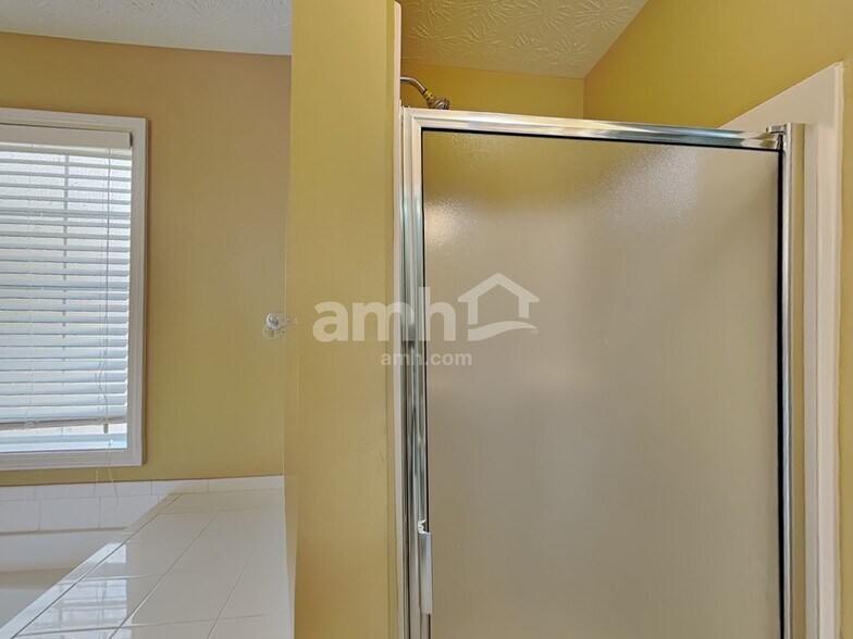 Building Photo - 2041 Vintage Oaks Dr