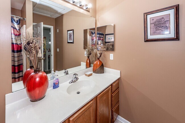 Building Photo - 7988 Shadow Oak Dr