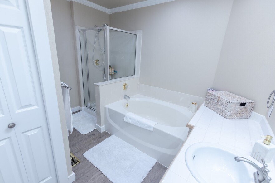 Building Photo - 16711 Graystone Dr