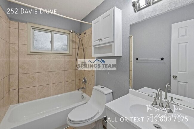 Building Photo - 252 Davie Dr