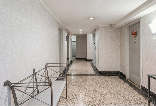Building Photo - Comfortable and Spacious Rental Opportunity
