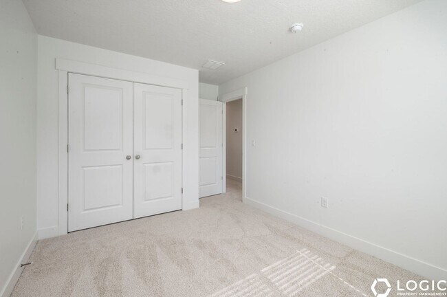 Building Photo - Brand New Row End Townhome in Lehi Utah!