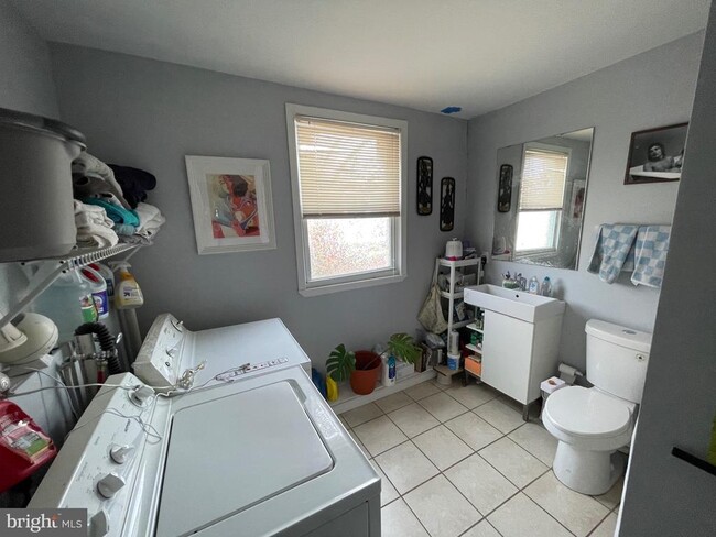 Building Photo - 2053 Sigel St