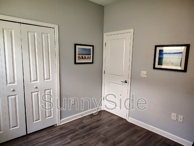 Building Photo - 1047 Oak Bluff Dr