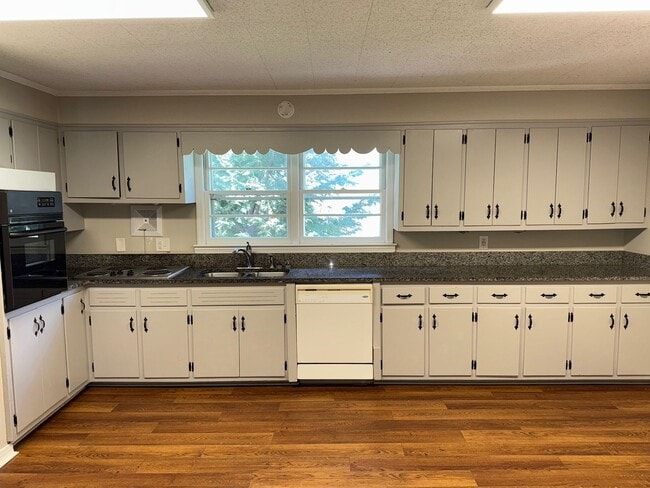Building Photo - East AVL Spacious Apartment Ready for Occupancy!